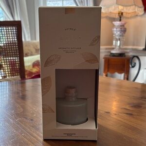 New in Open Box Thymes Goldleaf Aromatic Reed Diffuser 4 oz with 11 Reeds
